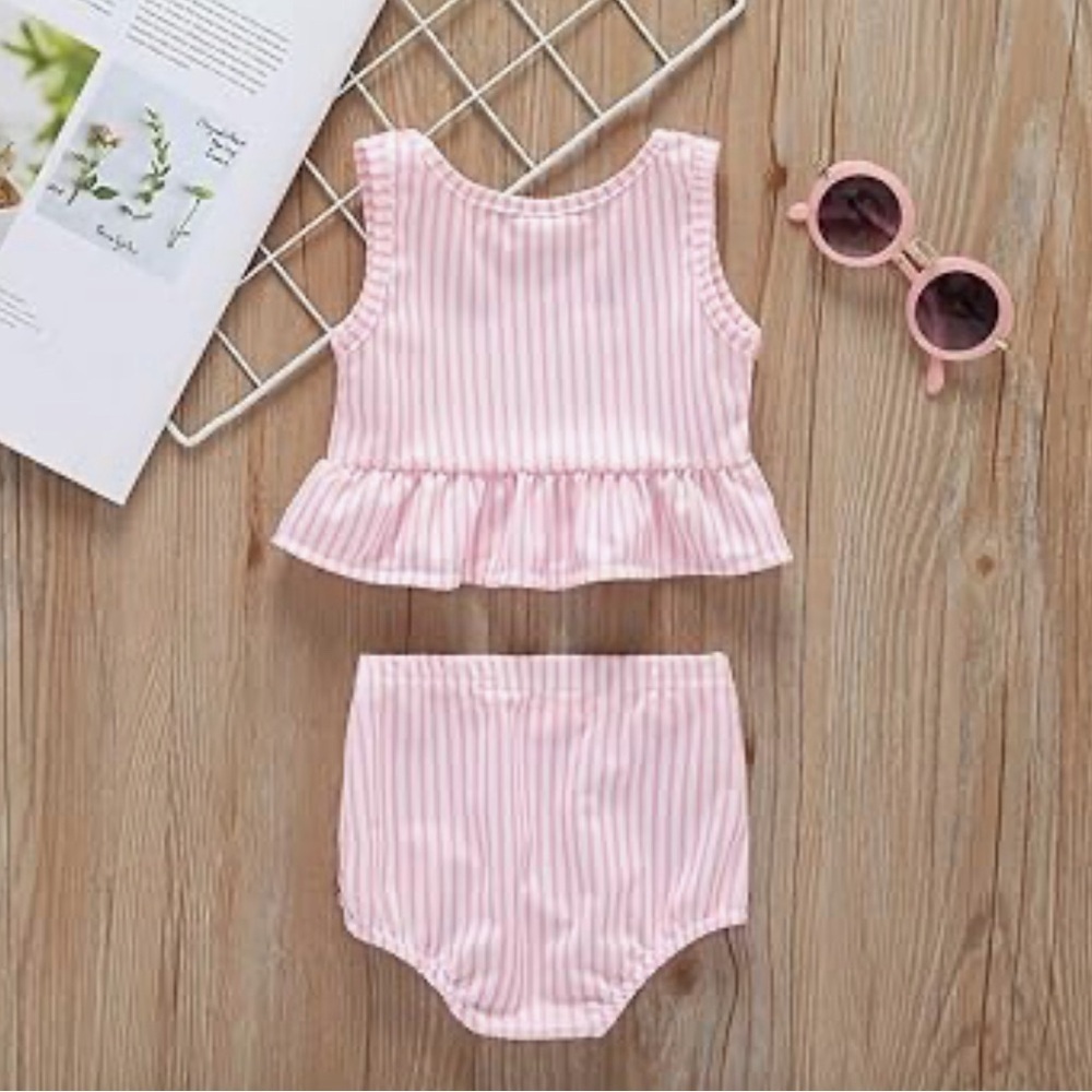 NWT-Adorable 6-12 Months
🌸Pink & White Striped Bikini 🌸